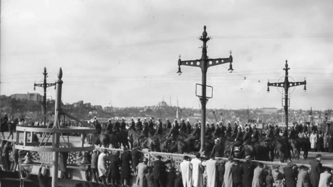 Arşivden çıkan kareler duygulandırdı: Atatürk’ün son yolculuğu adım adım görüntülendi 4